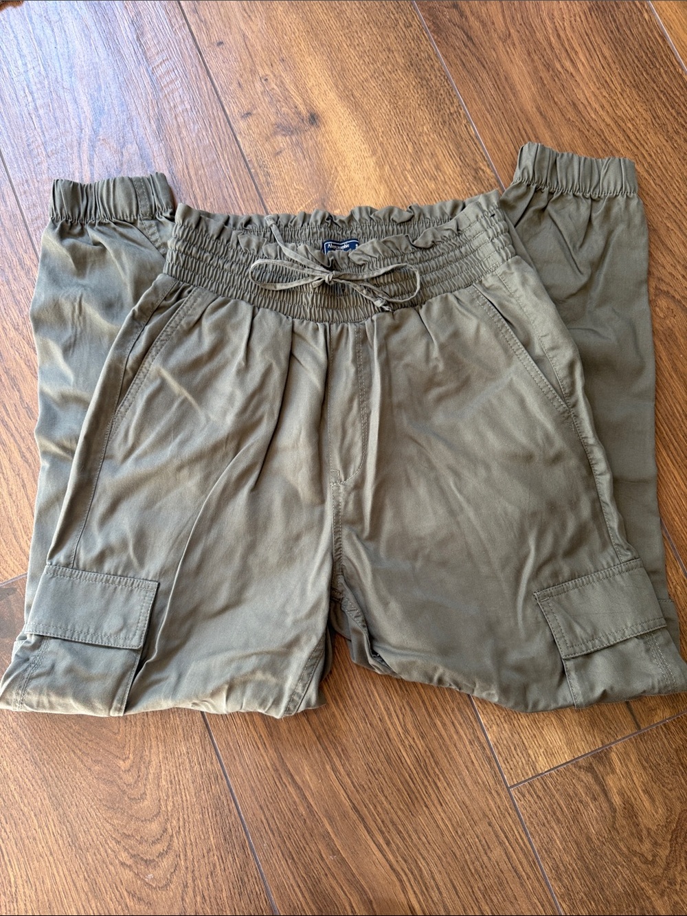 Abercrombie Relaxed Olive Cargo womans pants with Drawstring Waist size small